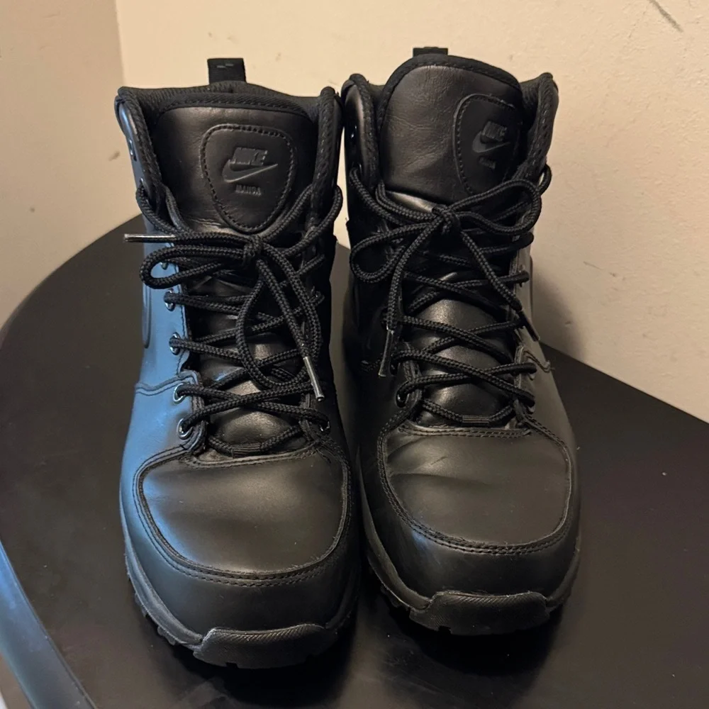 Nike Men's All-Black Manoa Leather Boots, Size 9